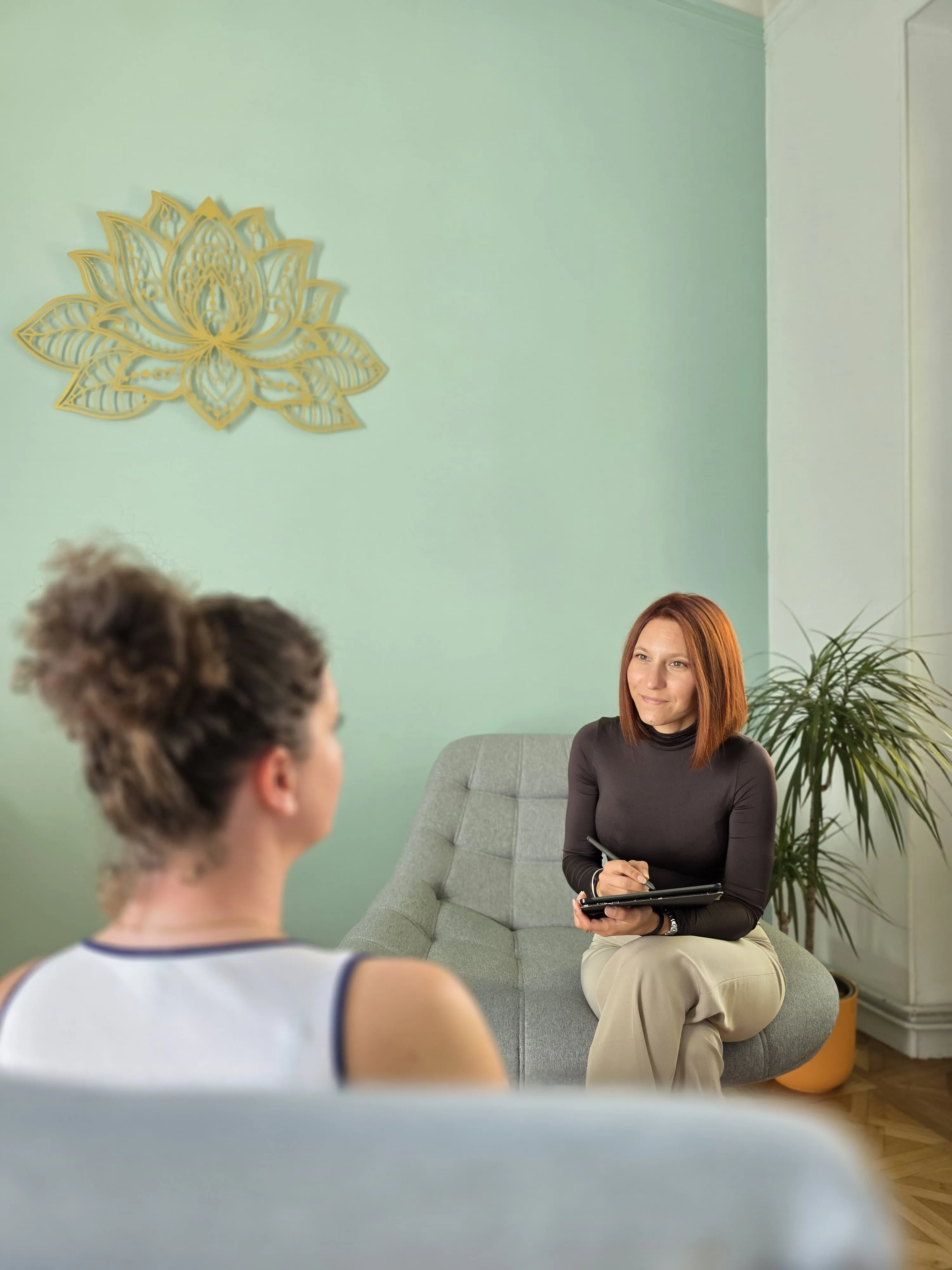 Virginie Braccini pendant une consultation d’hypnose dans son cabinet